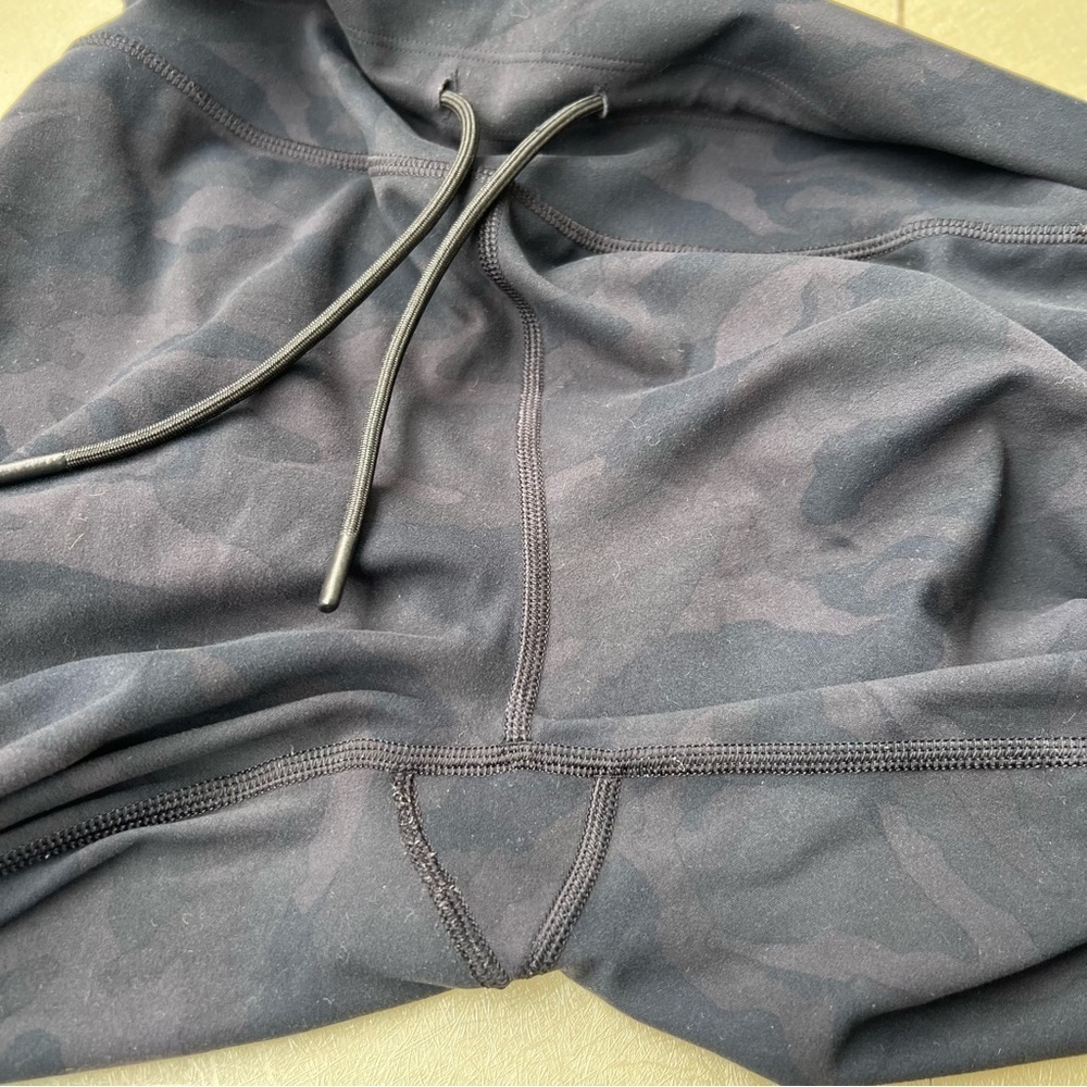 Vuori Women's Joggers Black Tone On Tone Camouflage Women’s Size Small - Picture 5 of 9